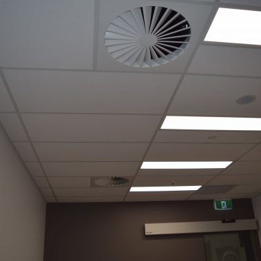 Ceiling with air conditioning duct